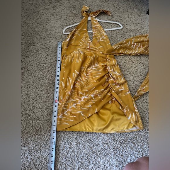 CAMILA COELHO ANTONIA MINI DRESS IN GOLD
TROPICAL. SIZE M - Picture 6 of 8